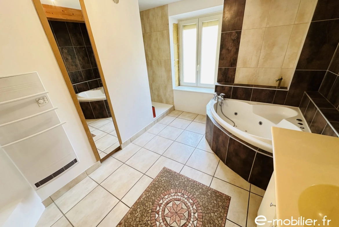 Maison à vendre à Charlieu - 130 m², 4 chambres, terrasse, vue campagne 