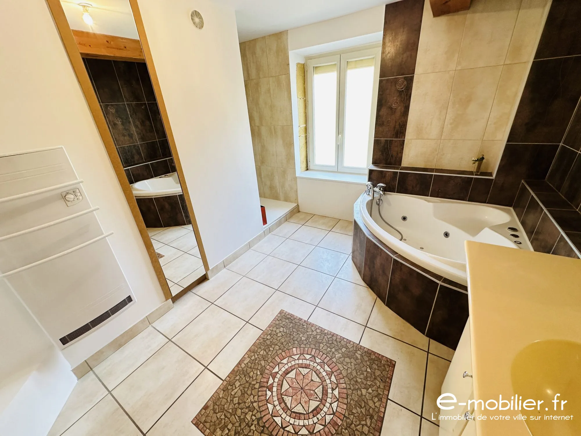 Maison à vendre à Charlieu - 130 m², 4 chambres, terrasse, vue campagne 