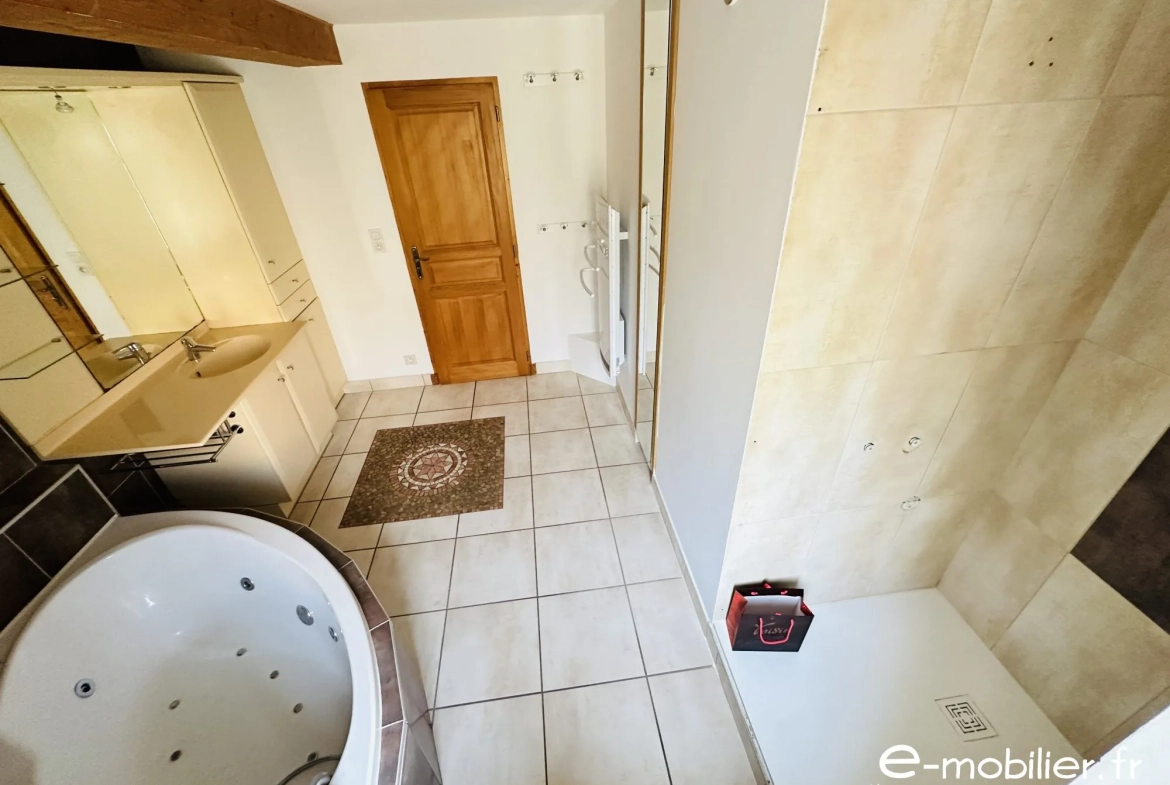 Maison à vendre à Charlieu - 130 m², 4 chambres, terrasse, vue campagne 