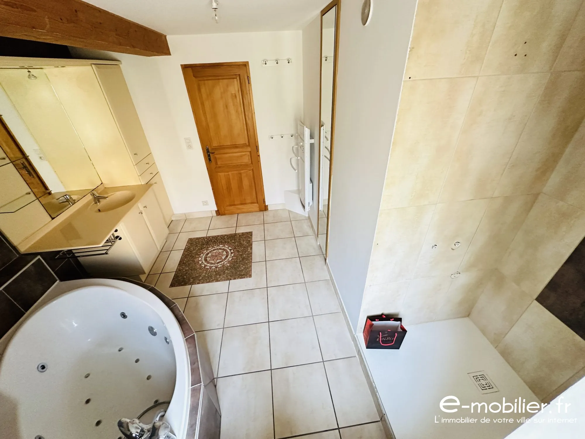 Maison à vendre à Charlieu - 130 m², 4 chambres, terrasse, vue campagne 