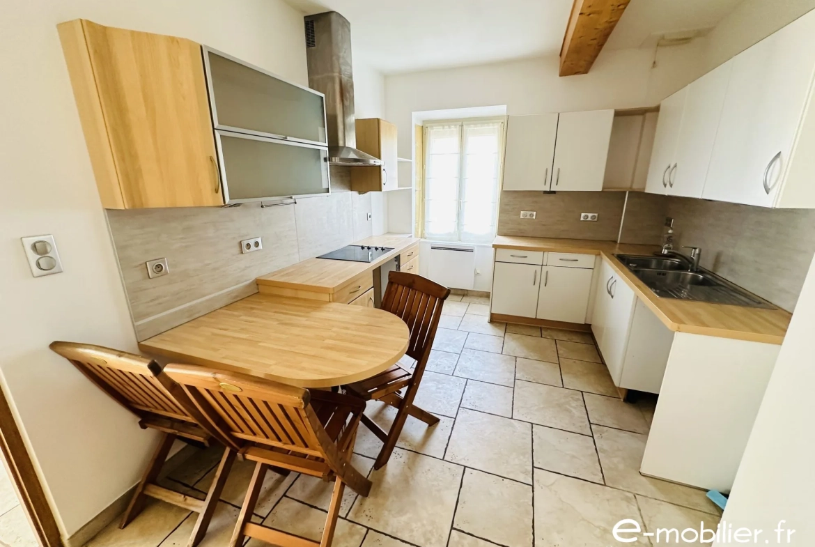 Maison à vendre à Charlieu - 130 m², 4 chambres, terrasse, vue campagne 