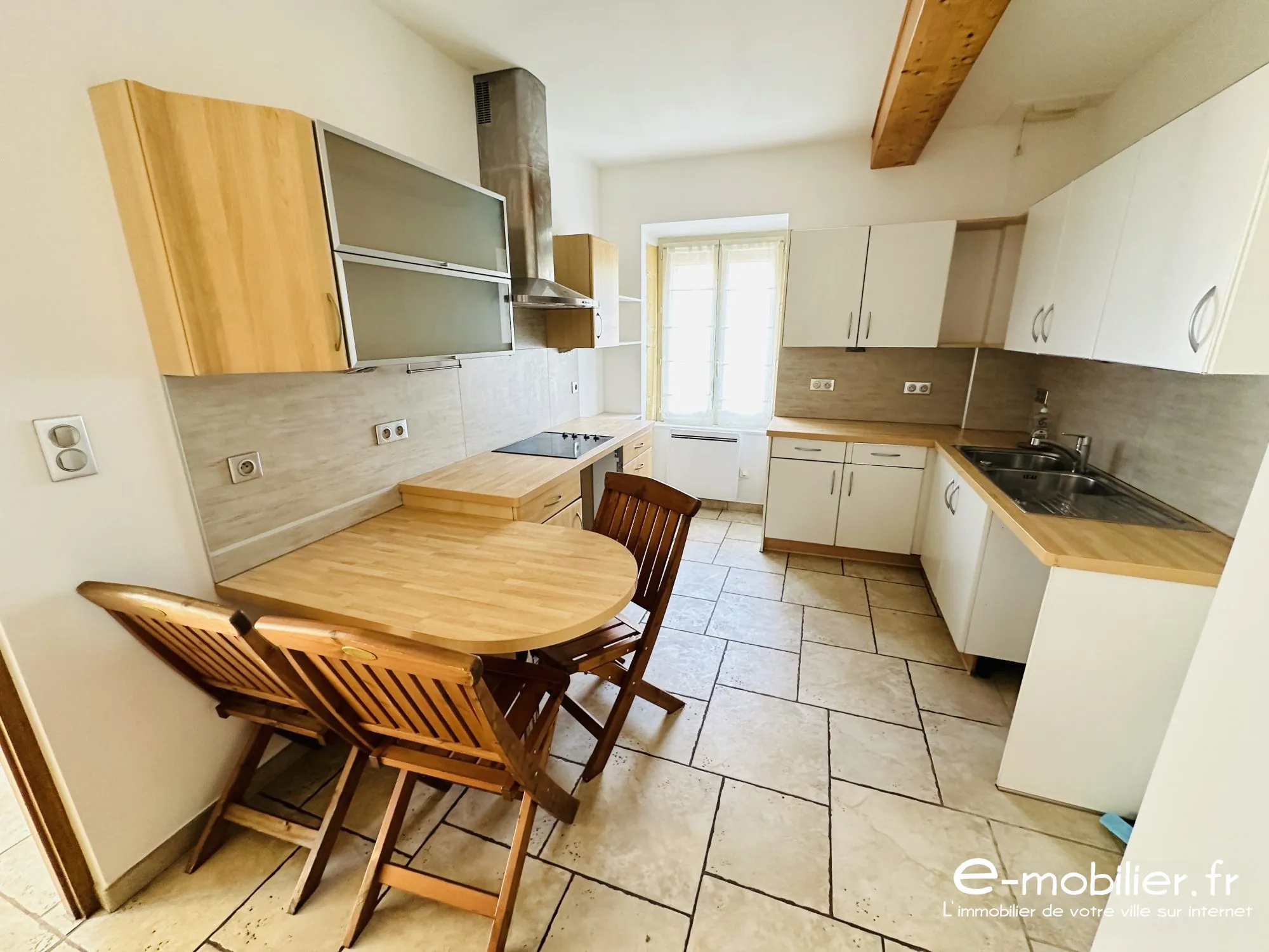 Maison à vendre à Charlieu - 130 m², 4 chambres, terrasse, vue campagne 