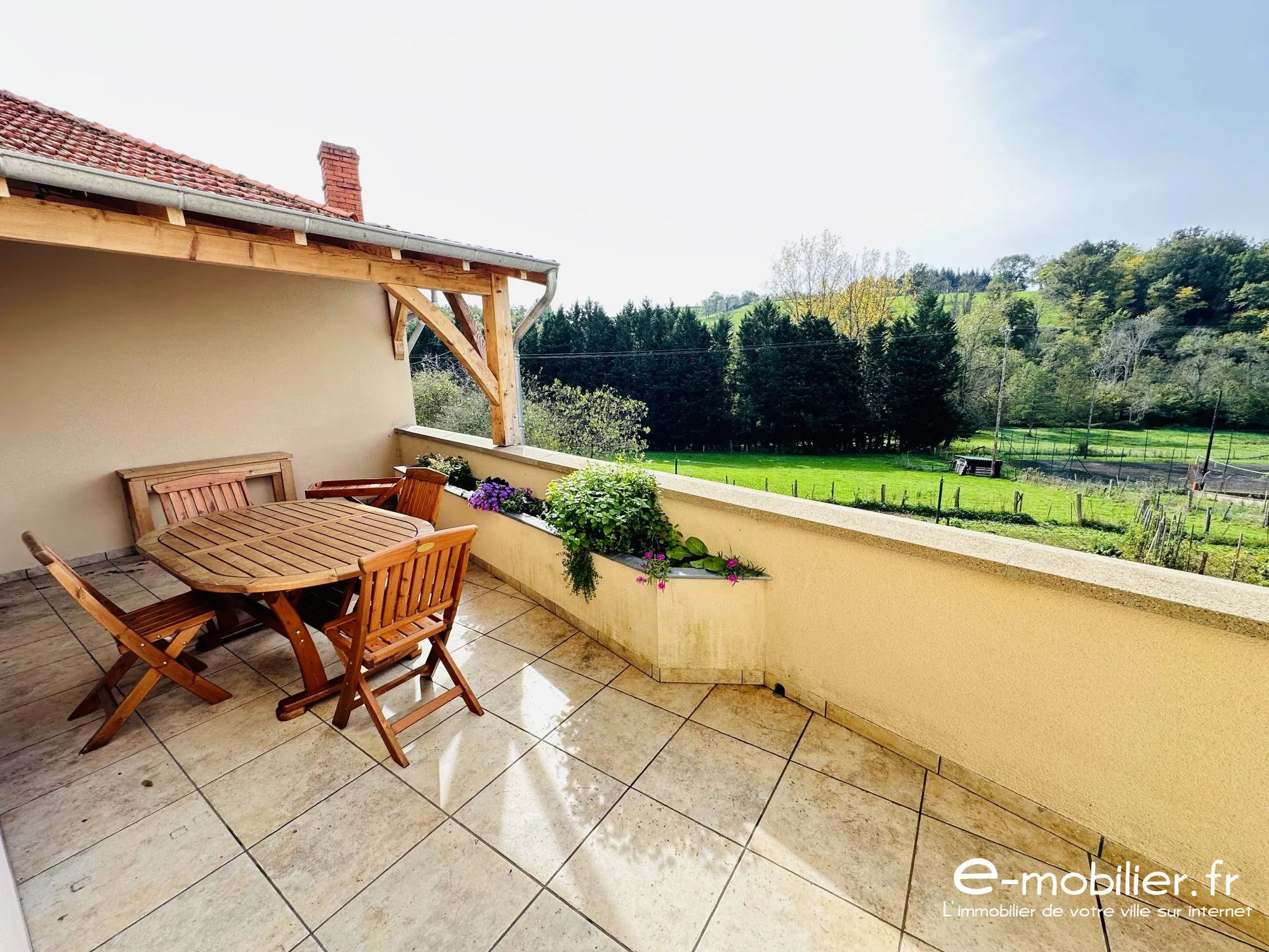 Maison à vendre à Charlieu - 130 m², 4 chambres, terrasse, vue campagne 