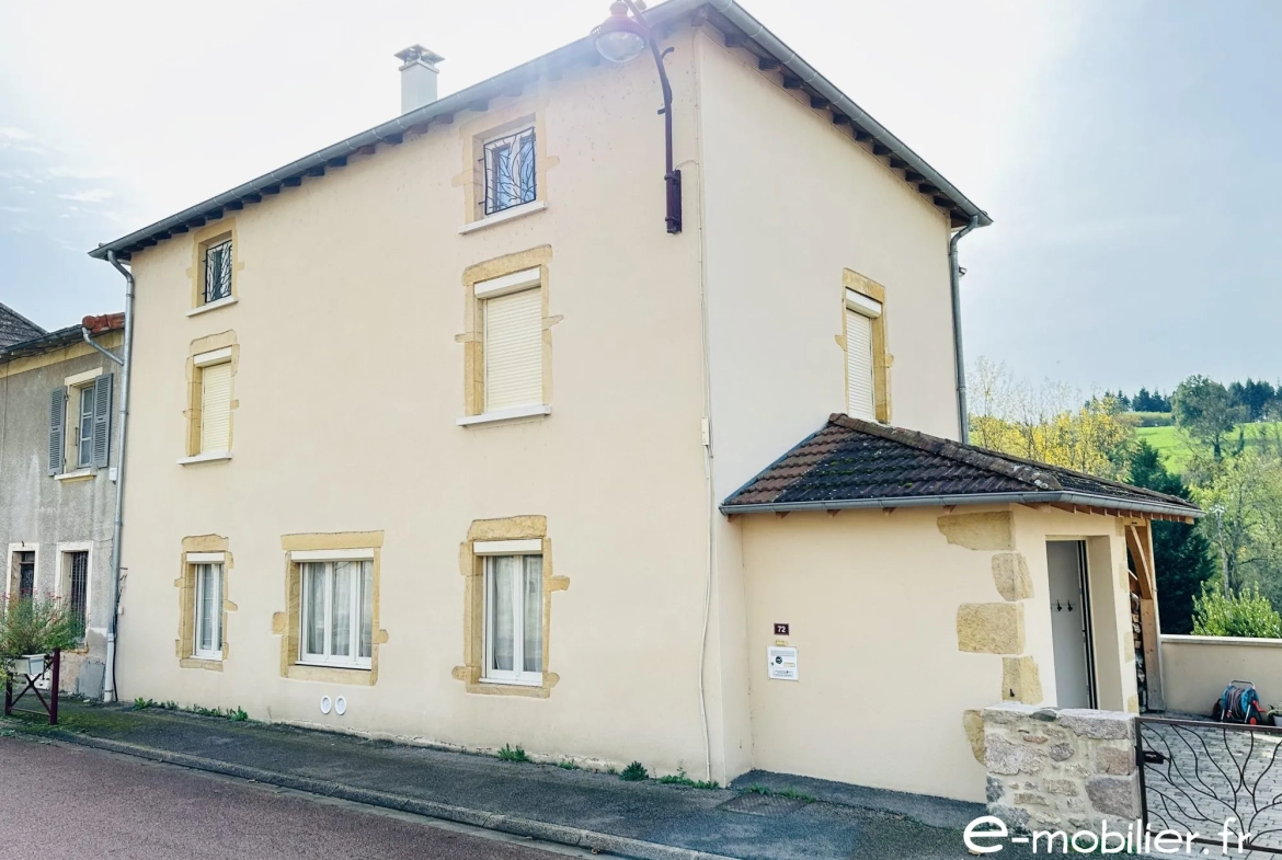 Maison à vendre à Charlieu - 130 m², 4 chambres, terrasse, vue campagne 