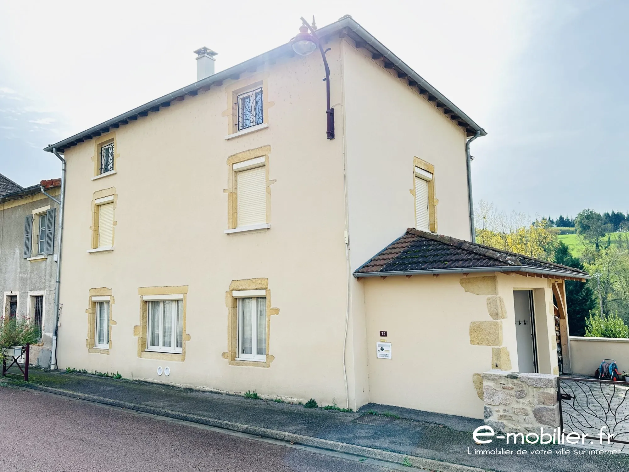 Maison à vendre à Charlieu - 130 m², 4 chambres, terrasse, vue campagne 
