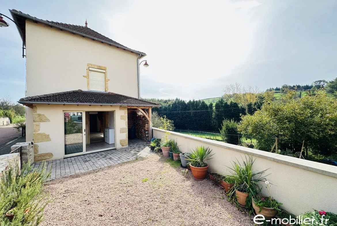 Maison à vendre à Charlieu - 130 m², 4 chambres, terrasse, vue campagne 