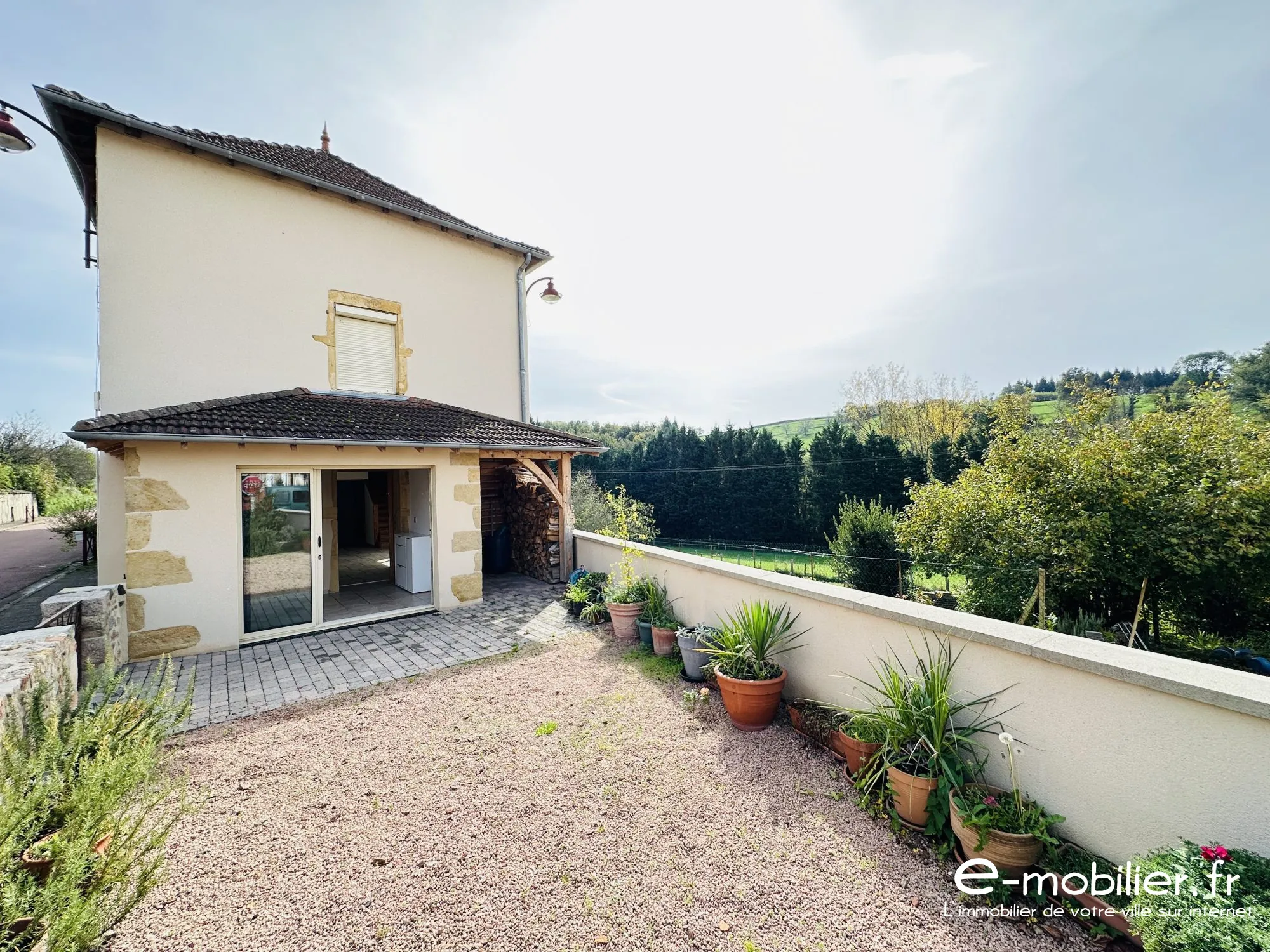 Maison à vendre à Charlieu - 130 m², 4 chambres, terrasse, vue campagne 