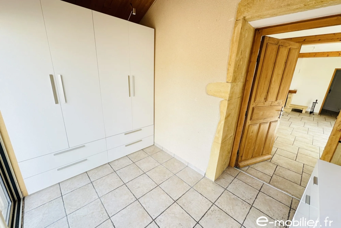 Maison à vendre à Charlieu - 130 m², 4 chambres, terrasse, vue campagne 