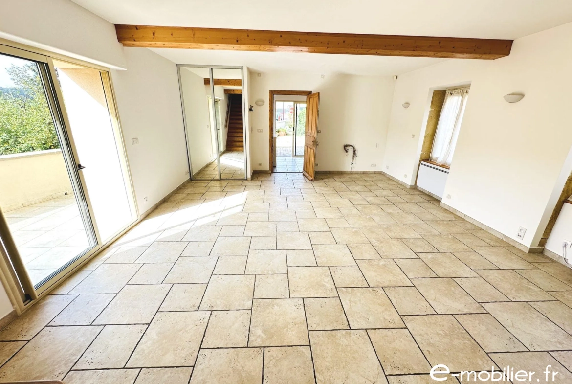 Maison à vendre à Charlieu - 130 m², 4 chambres, terrasse, vue campagne 