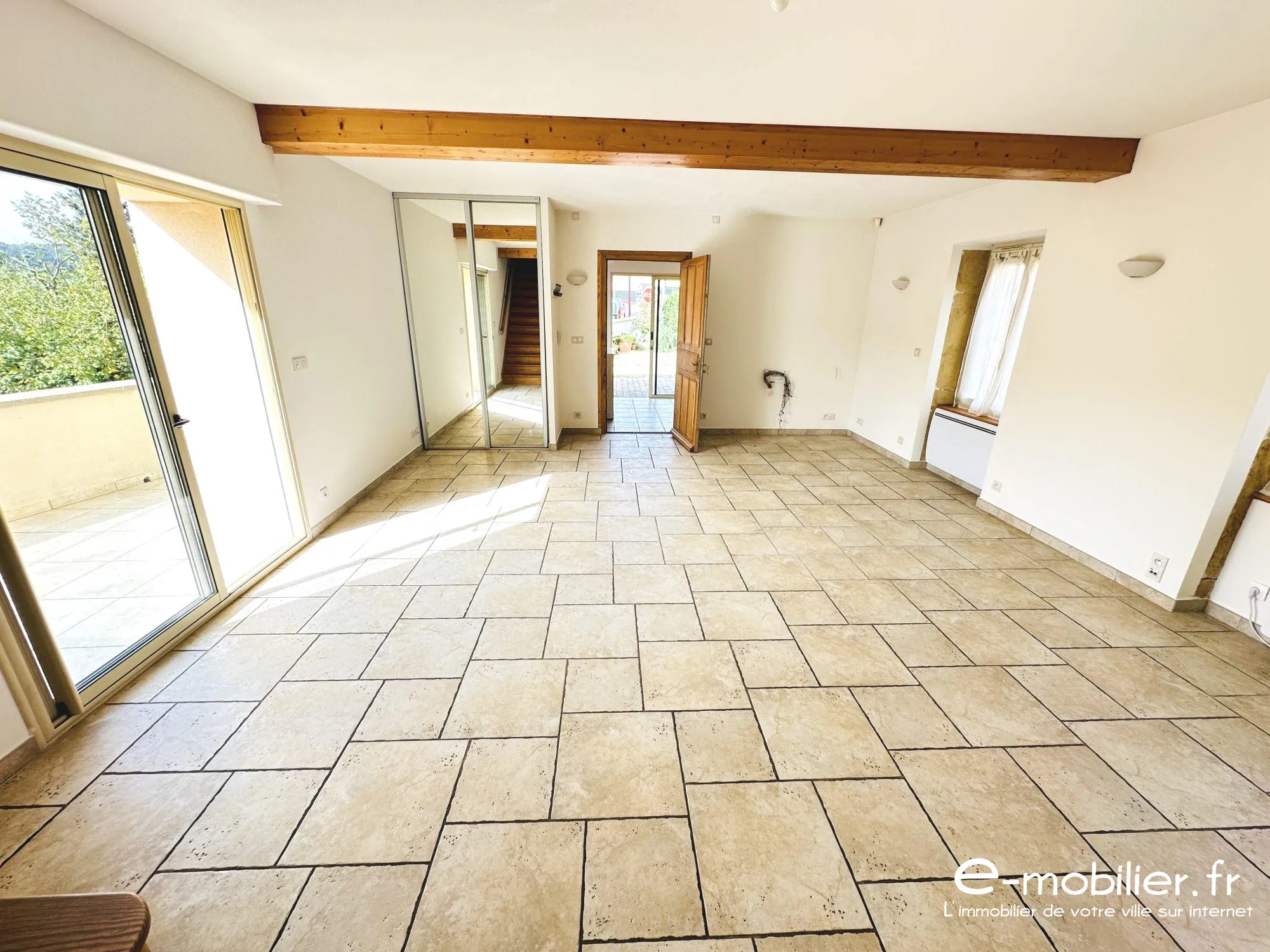Maison à vendre à Charlieu - 130 m², 4 chambres, terrasse, vue campagne 