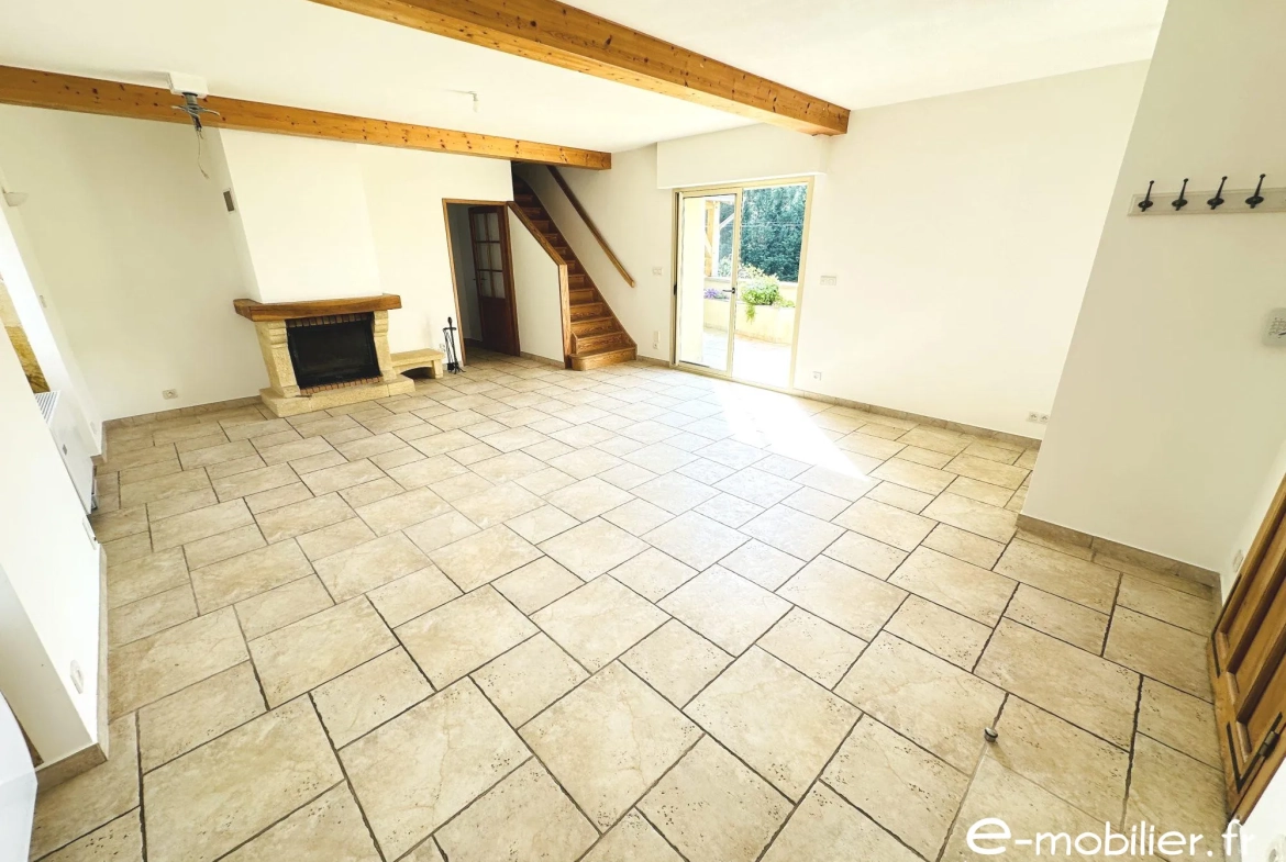 Maison à vendre à Charlieu - 130 m², 4 chambres, terrasse, vue campagne 
