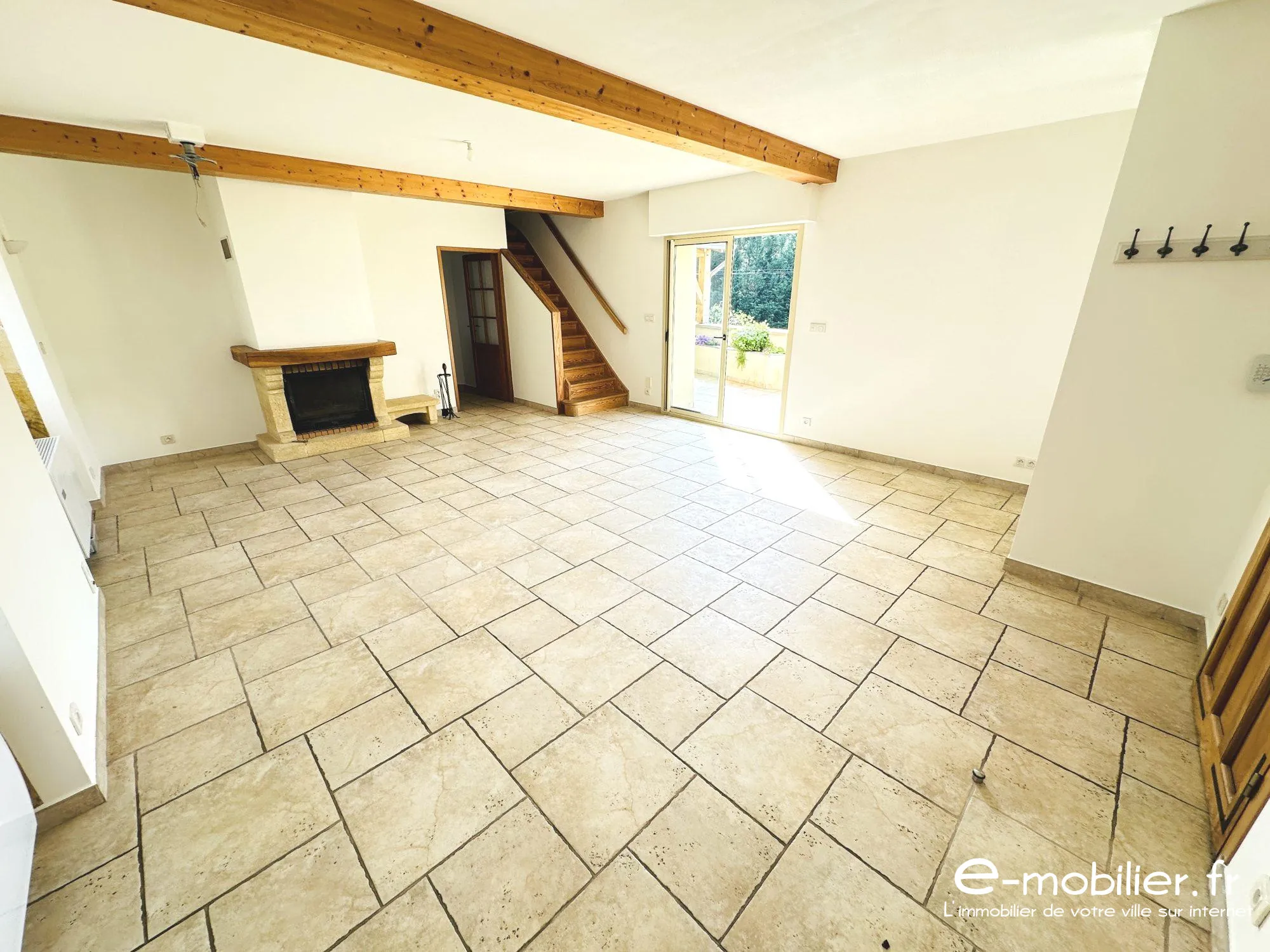 Maison à vendre à Charlieu - 130 m², 4 chambres, terrasse, vue campagne 