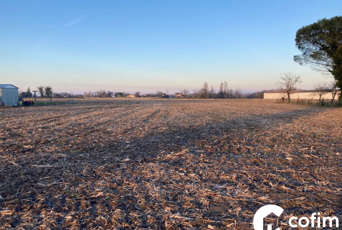 Terrain constructible plat à Garlin de 2242 m² avec vue dégagée 