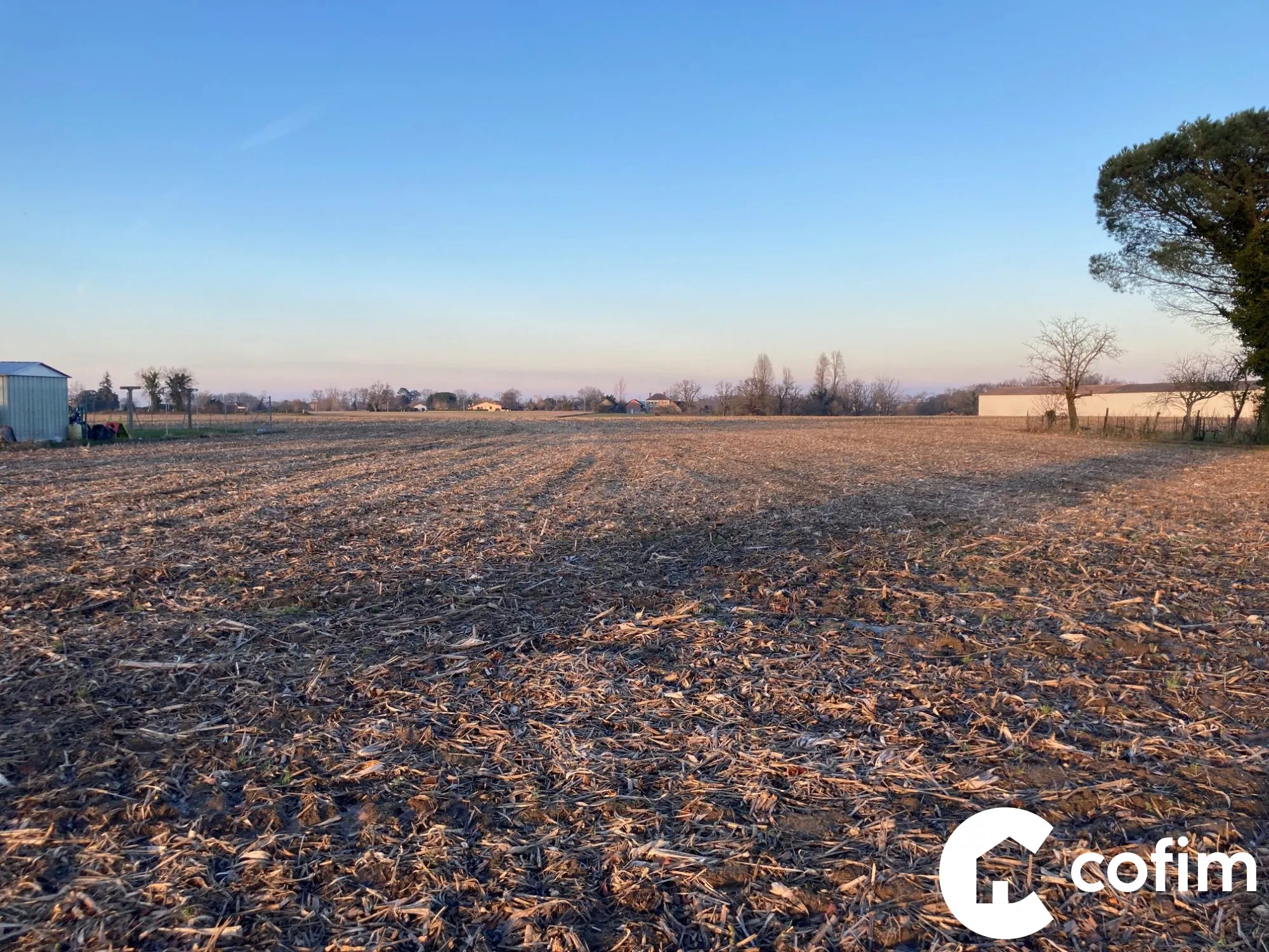 Terrain constructible plat à Garlin de 2242 m² avec vue dégagée 