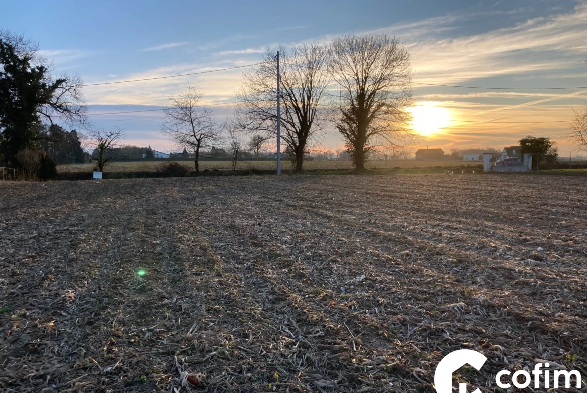 Terrain constructible plat à Garlin de 2242 m² avec vue dégagée 