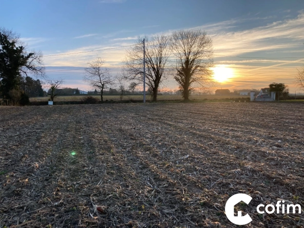 Terrain constructible plat à Garlin de 2242 m² avec vue dégagée