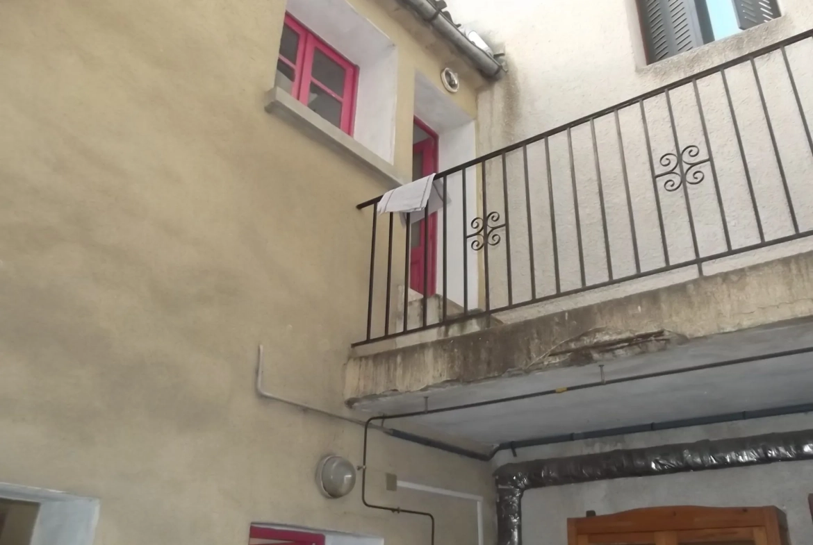 Spacieuse maison de village à Brignoles avec garage et cave - 220 m² 