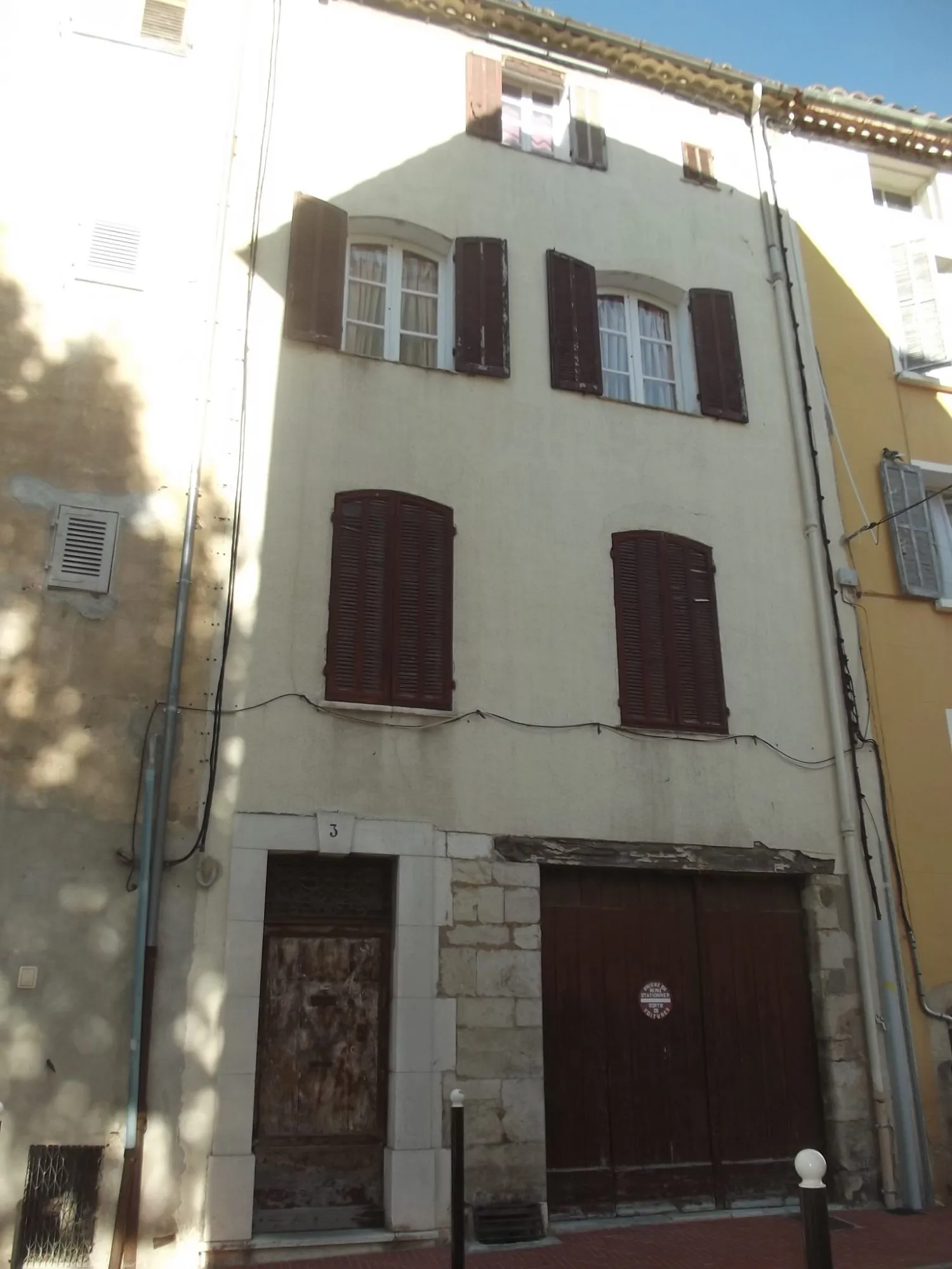 Spacieuse maison de village à Brignoles avec garage et cave - 220 m² 