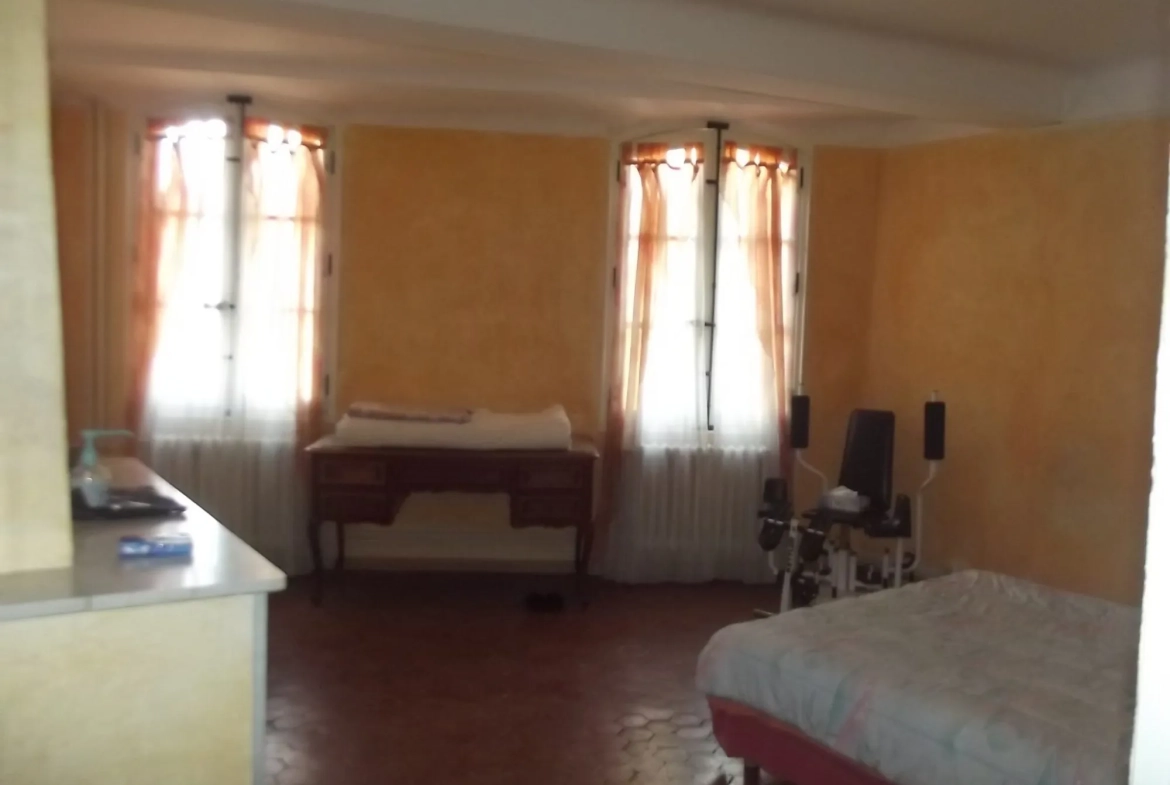 Spacieuse maison de village à Brignoles avec garage et cave - 220 m² 