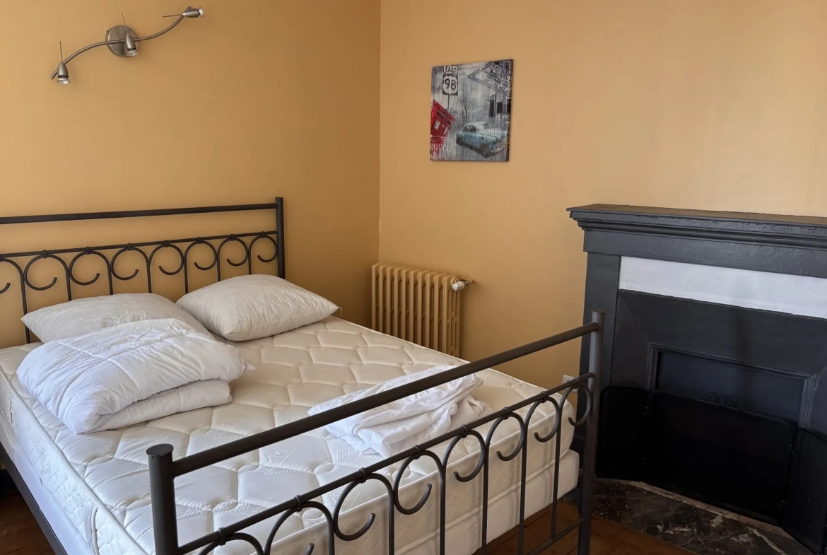 Maison ancienne à vendre à Parennes près de Tennie avec jardin et terrasse 