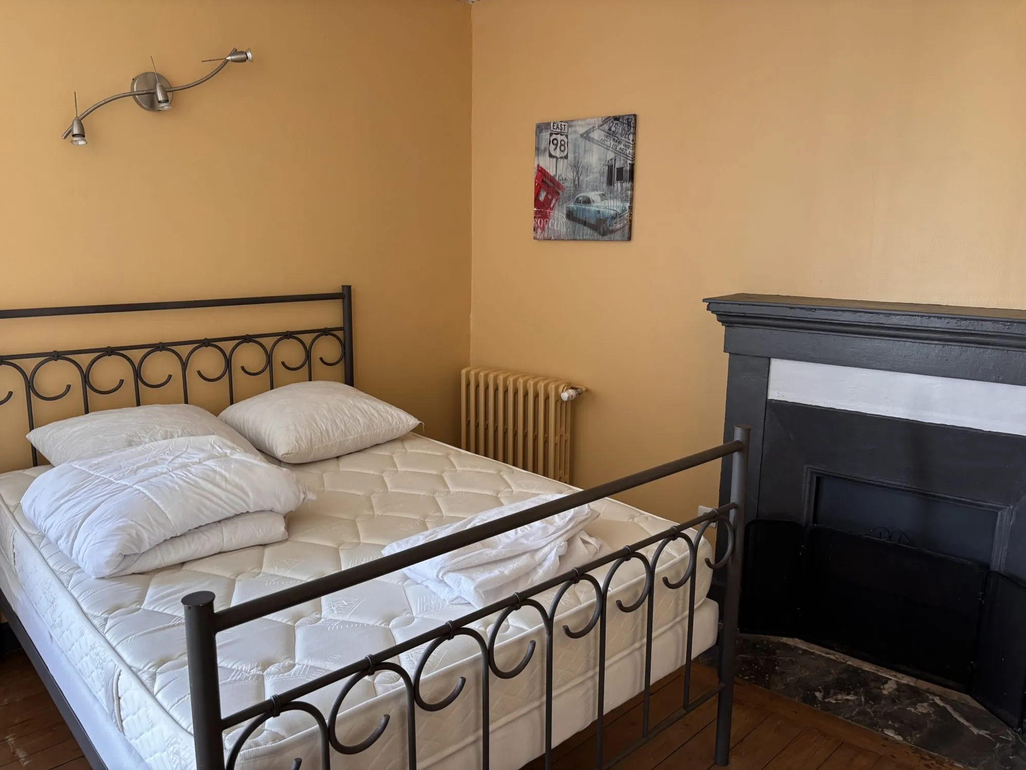 Maison ancienne à vendre à Parennes près de Tennie avec jardin et terrasse 