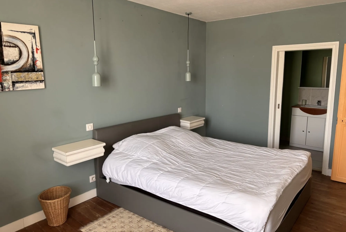 Maison ancienne à vendre à Parennes près de Tennie avec jardin et terrasse 