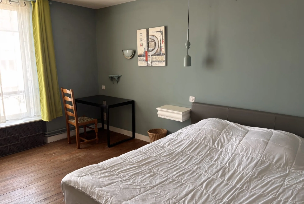 Maison ancienne à vendre à Parennes près de Tennie avec jardin et terrasse 