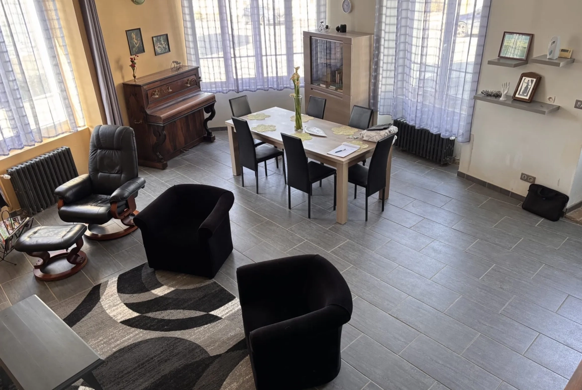 Maison ancienne à vendre à Parennes près de Tennie avec jardin et terrasse 