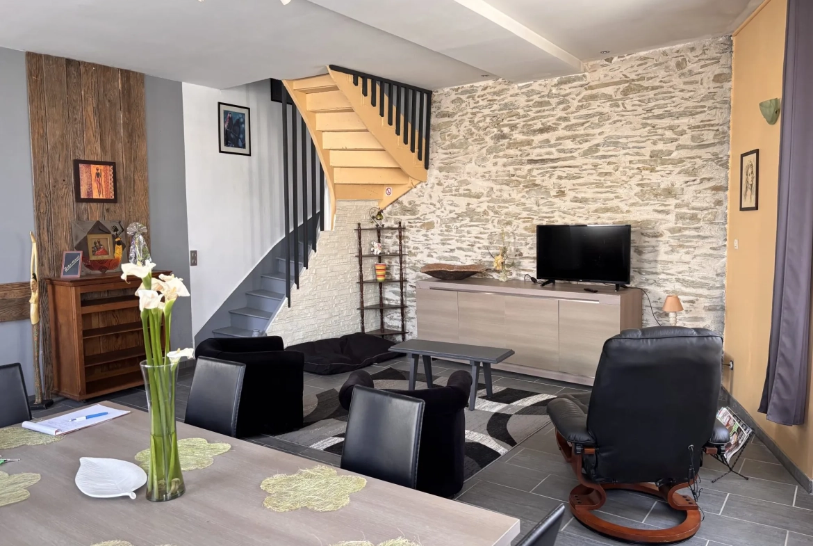 Maison ancienne à vendre à Parennes près de Tennie avec jardin et terrasse 