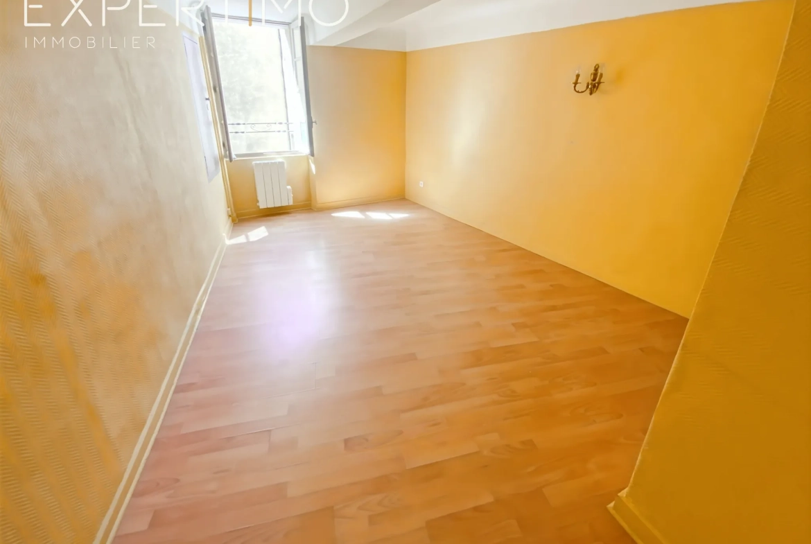 Appartement T2 à vendre à Apt au centre-ville avec vue sur les toits 