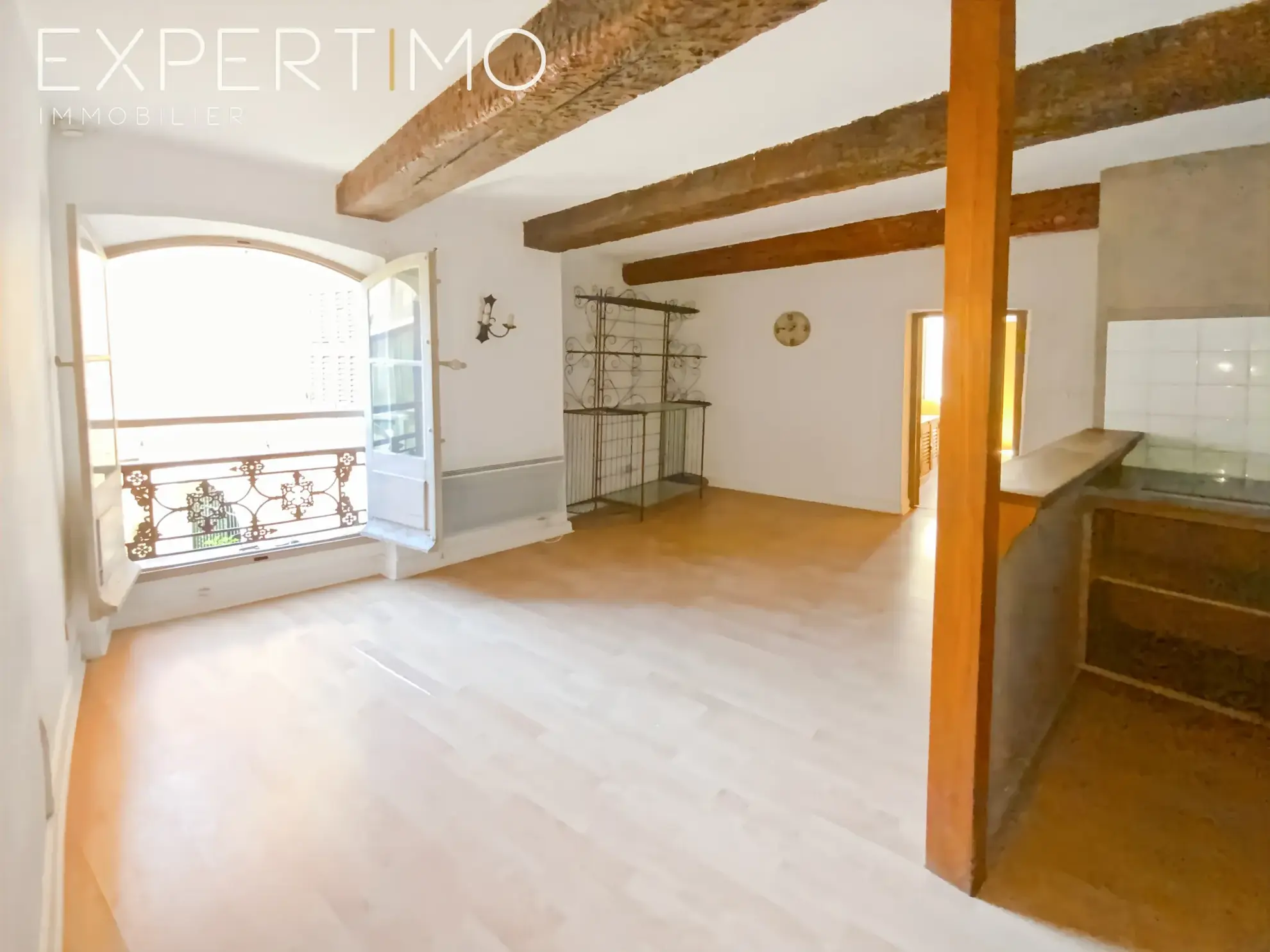 Appartement T2 à vendre à Apt au centre-ville avec vue sur les toits 