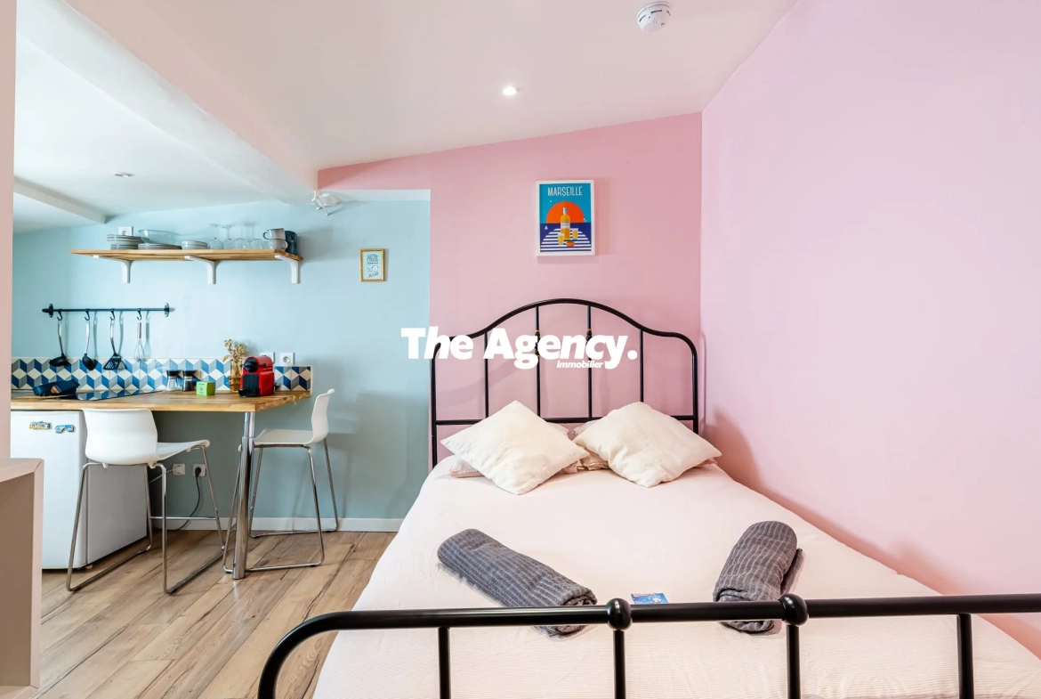 Studio rénové de 14,40 m² à Marseille dans le quartier du Panier, vendu meublé 