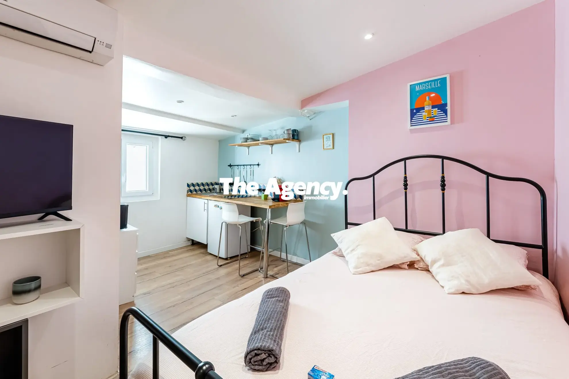 Studio rénové de 14,40 m² à Marseille dans le quartier du Panier, vendu meublé 