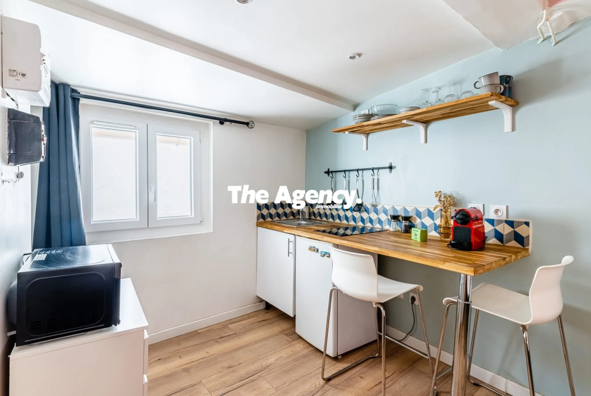 Studio rénové de 14,40 m² à Marseille dans le quartier du Panier, vendu meublé 