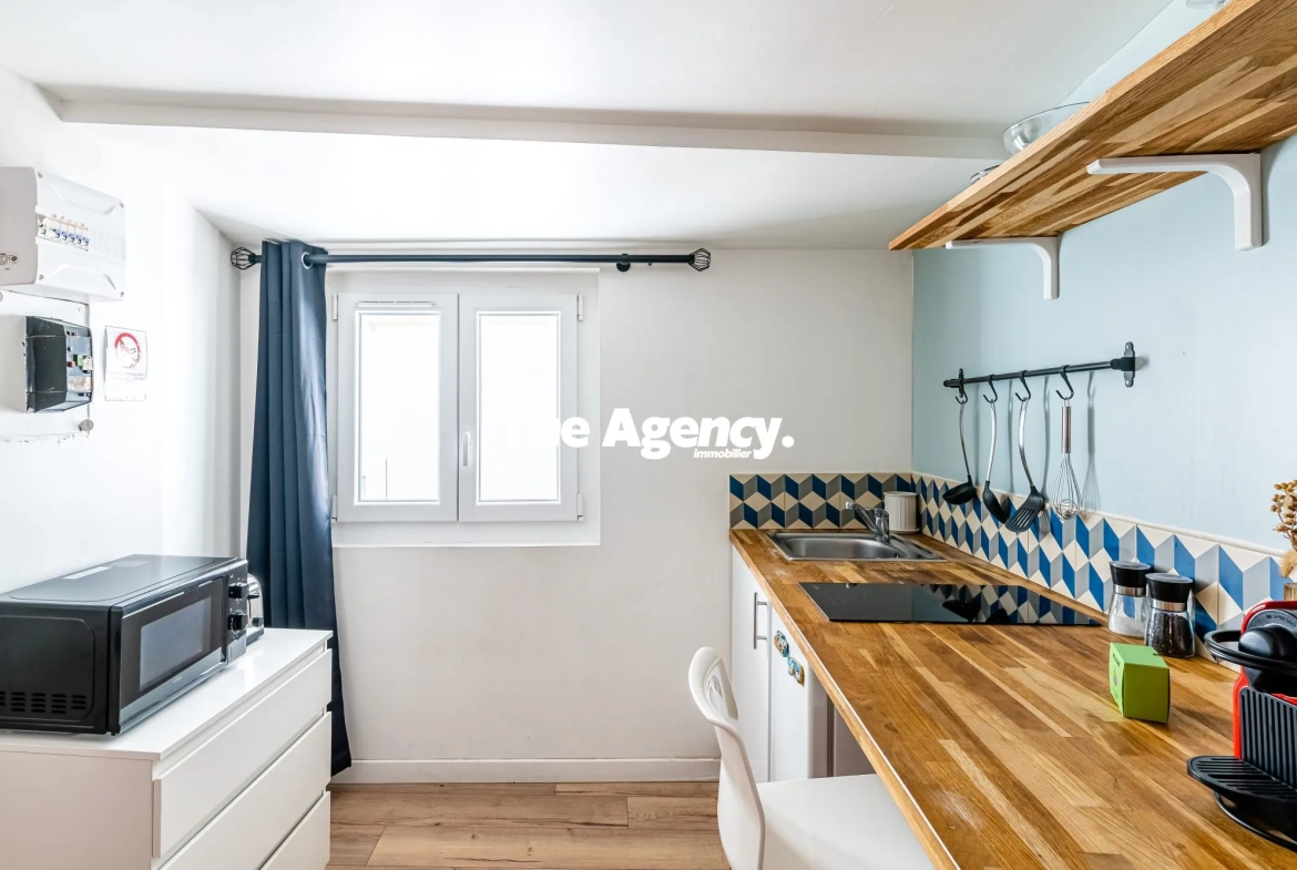 Studio rénové de 14,40 m² à Marseille dans le quartier du Panier, vendu meublé 