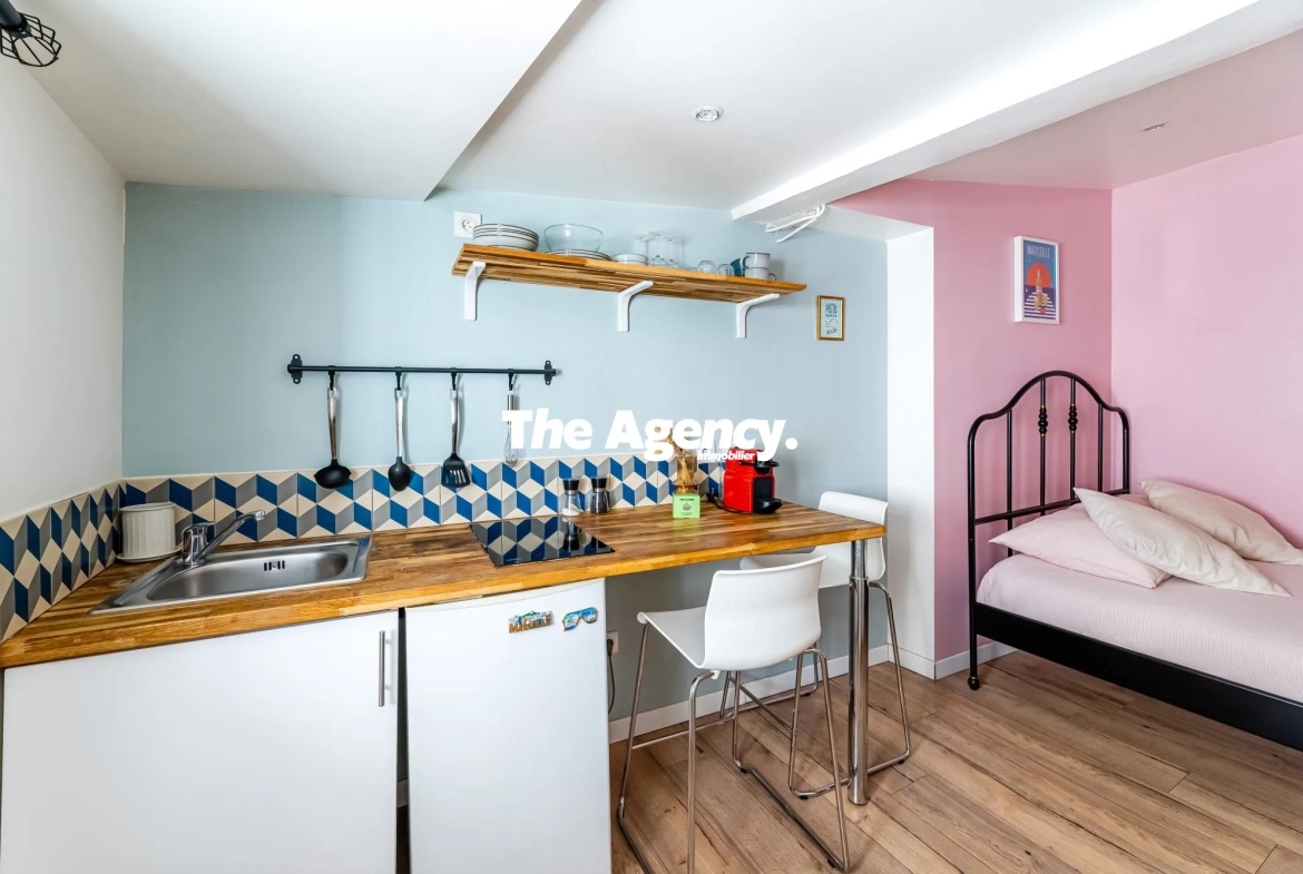 Studio rénové de 14,40 m² à Marseille dans le quartier du Panier, vendu meublé 