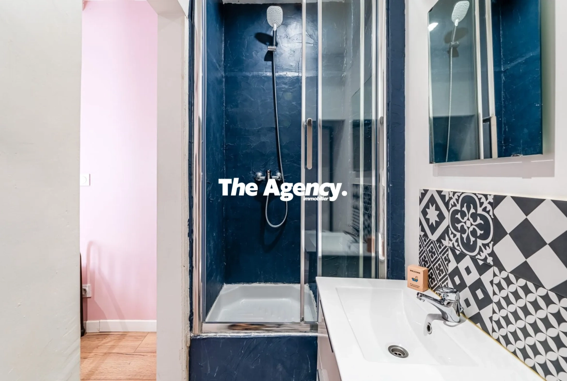 Studio rénové de 14,40 m² à Marseille dans le quartier du Panier, vendu meublé 