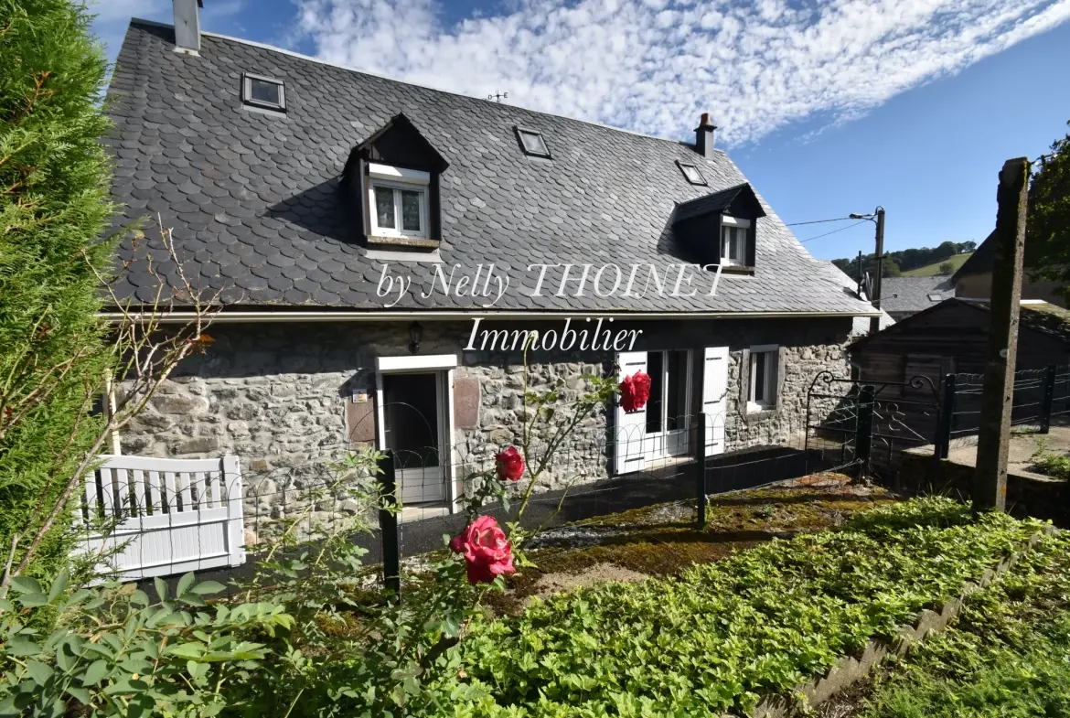 Maison en pierre avec terrain à EGLISENEUVE D'ENTRAIGUES - Parc des volcans d'Auvergne 
