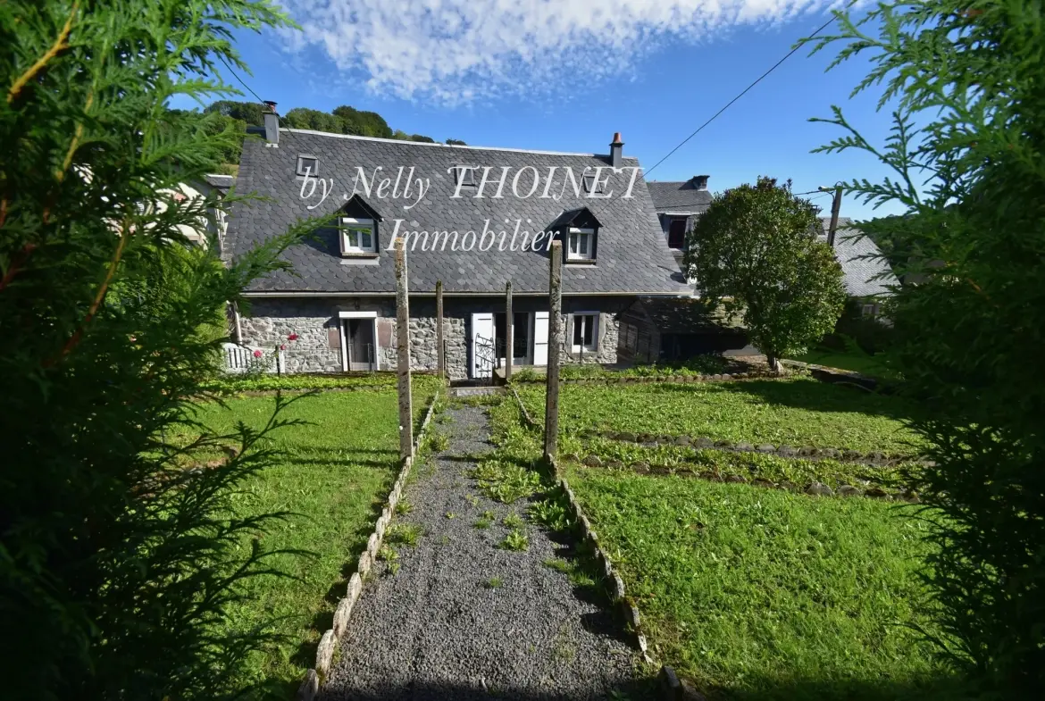 Maison en pierre avec terrain à EGLISENEUVE D'ENTRAIGUES - Parc des volcans d'Auvergne 