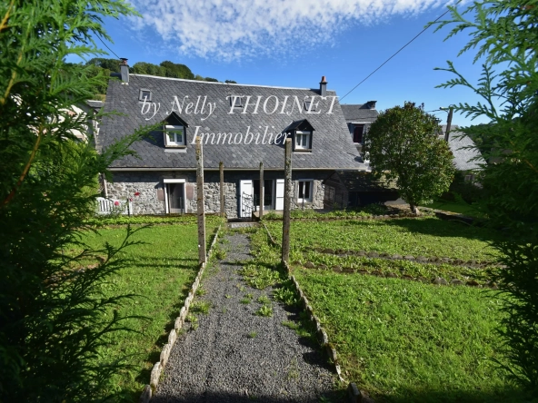 Maison en pierre avec terrain à EGLISENEUVE D'ENTRAIGUES - Parc des volcans d'Auvergne