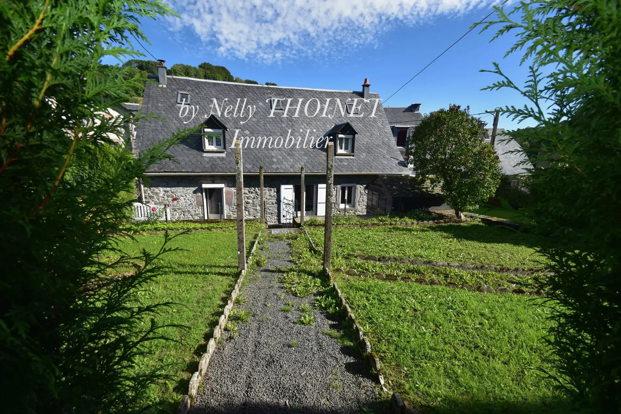 Maison en pierre avec terrain à EGLISENEUVE D'ENTRAIGUES - Parc des volcans d'Auvergne 
