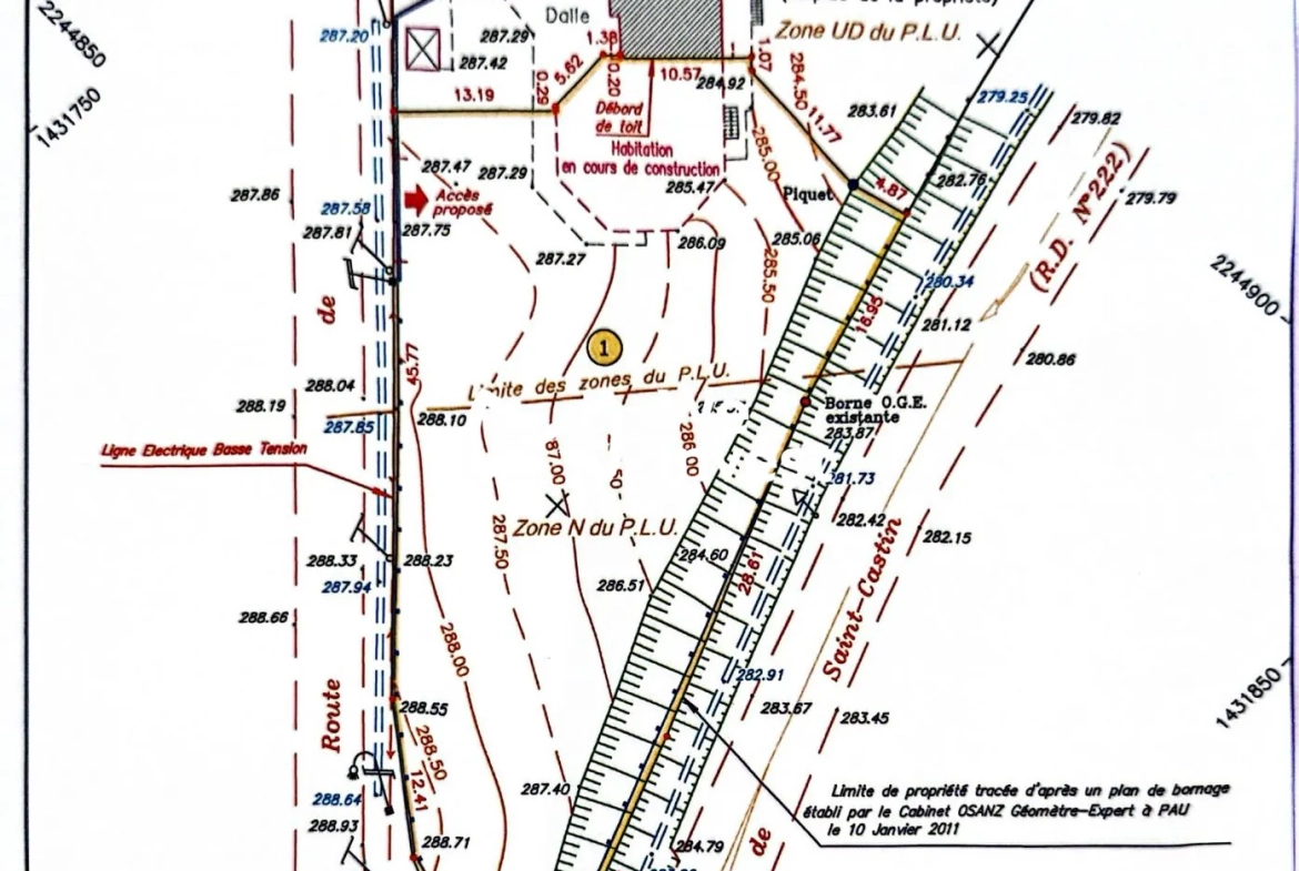 Maison en construction avec fort potentiel à Buros - Vue dégagée et terrain spacieux 