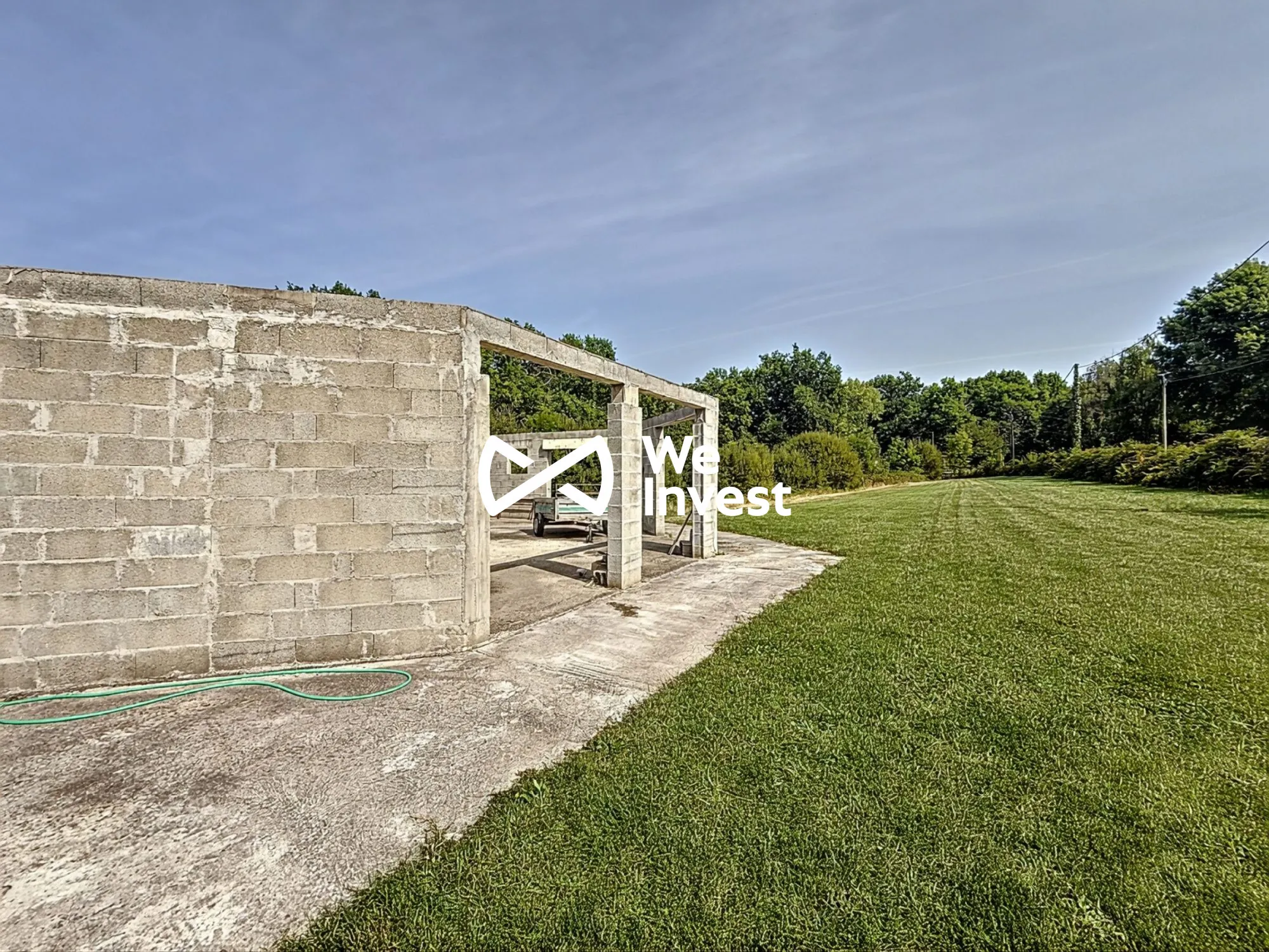 Maison en construction avec fort potentiel à Buros - Vue dégagée et terrain spacieux 