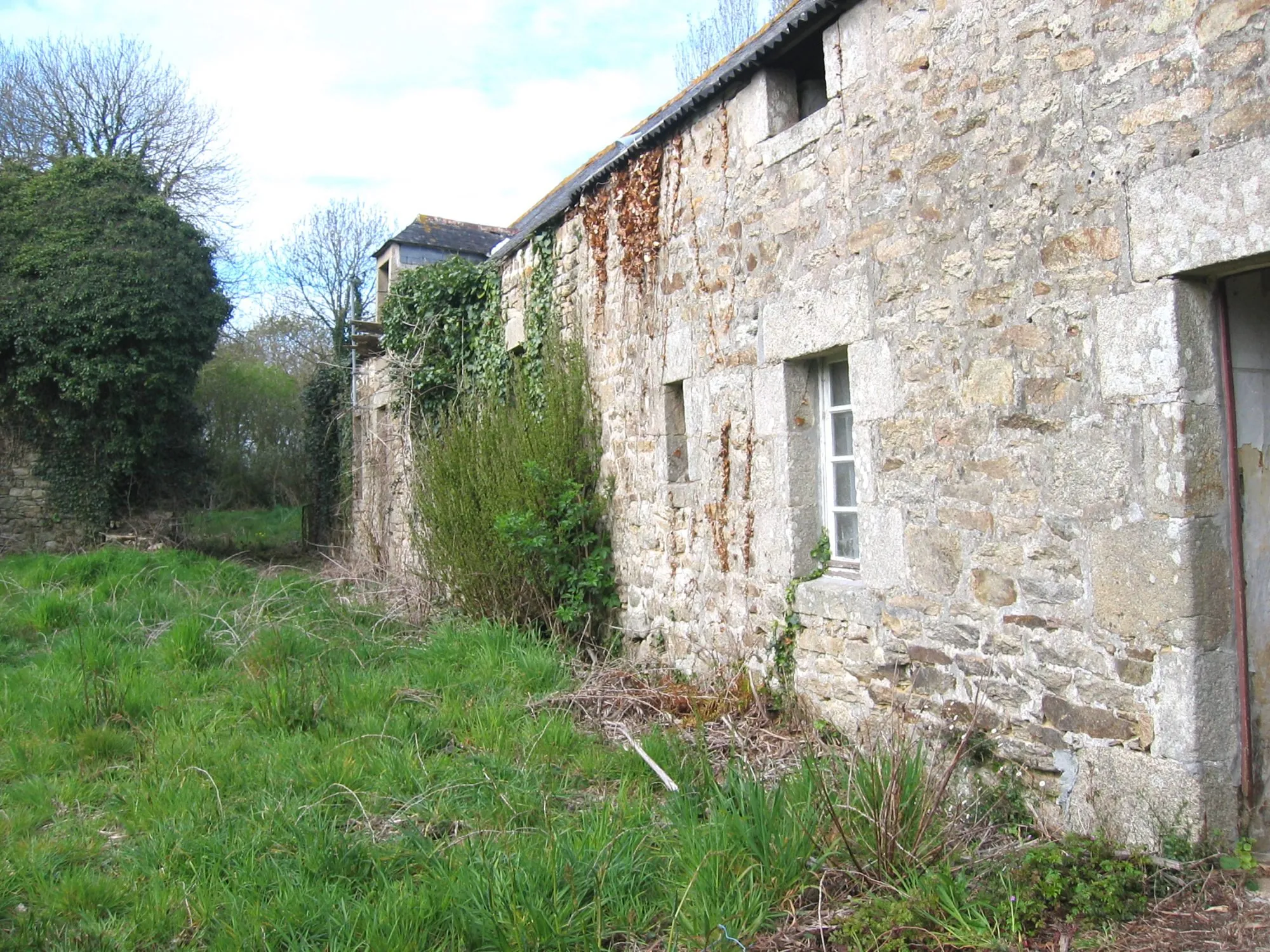 Ensemble immobilier à rénover à Pont-Croix 29790 avec potentiel 