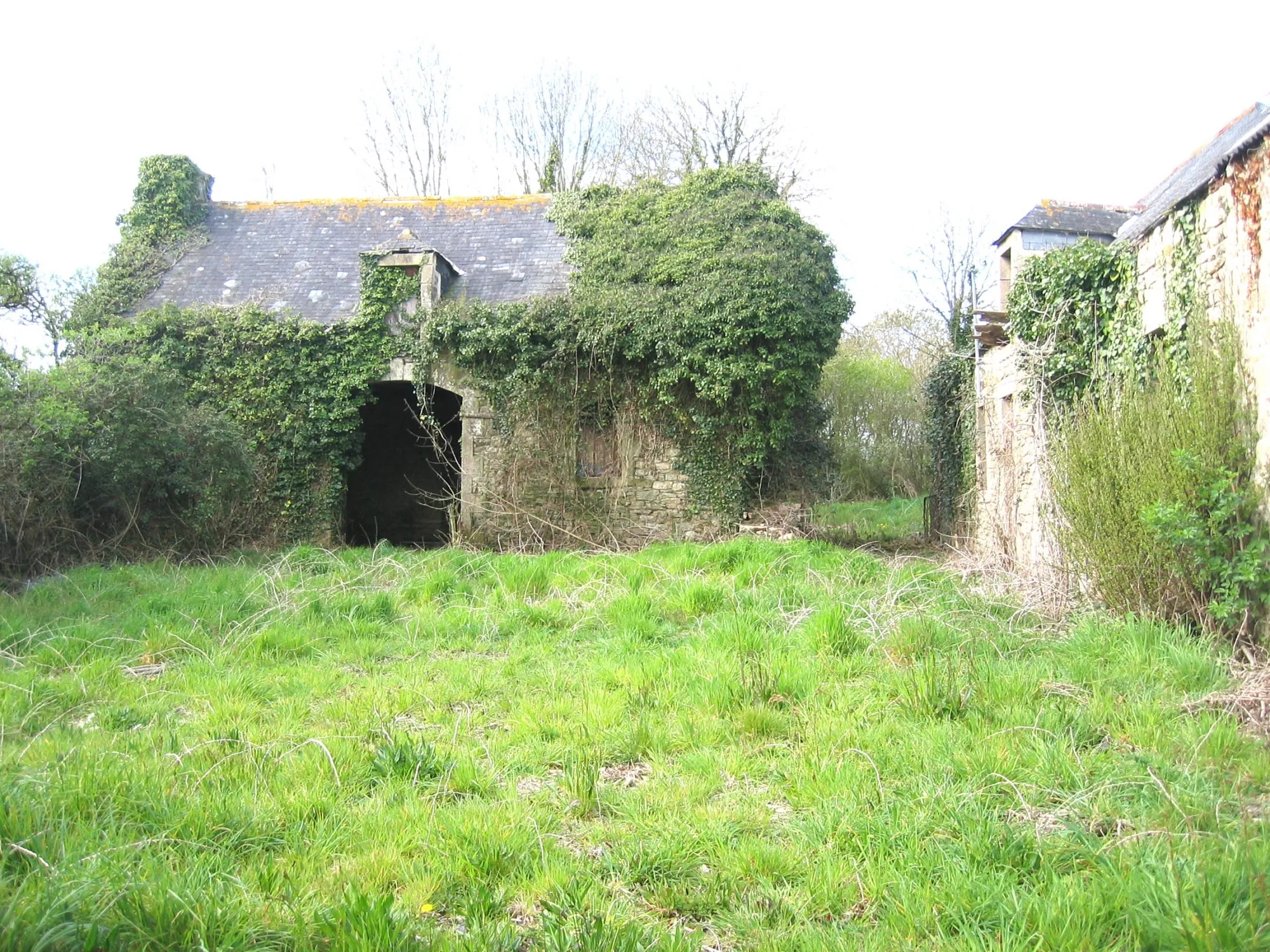 Ensemble immobilier à rénover à Pont-Croix 29790 avec potentiel 