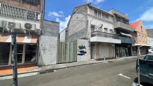 Vente d'un terrain constructible de 111 m² en centre-ville de Fort-de-France 
