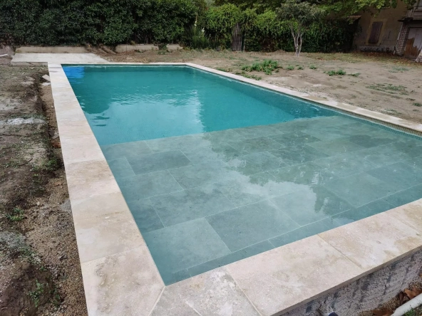 Terrain constructible avec piscine à Caderousse, proche d’Orange et d’Avignon