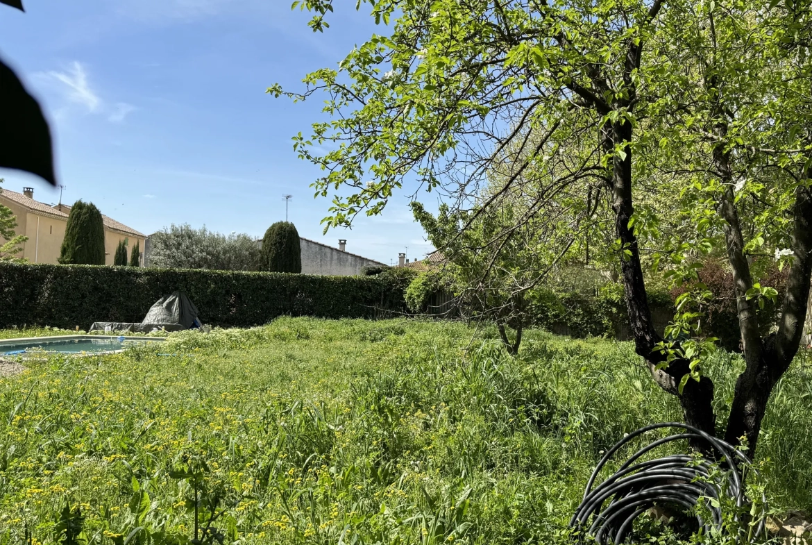 Terrain constructible avec piscine à Caderousse, proche d’Orange et d’Avignon 