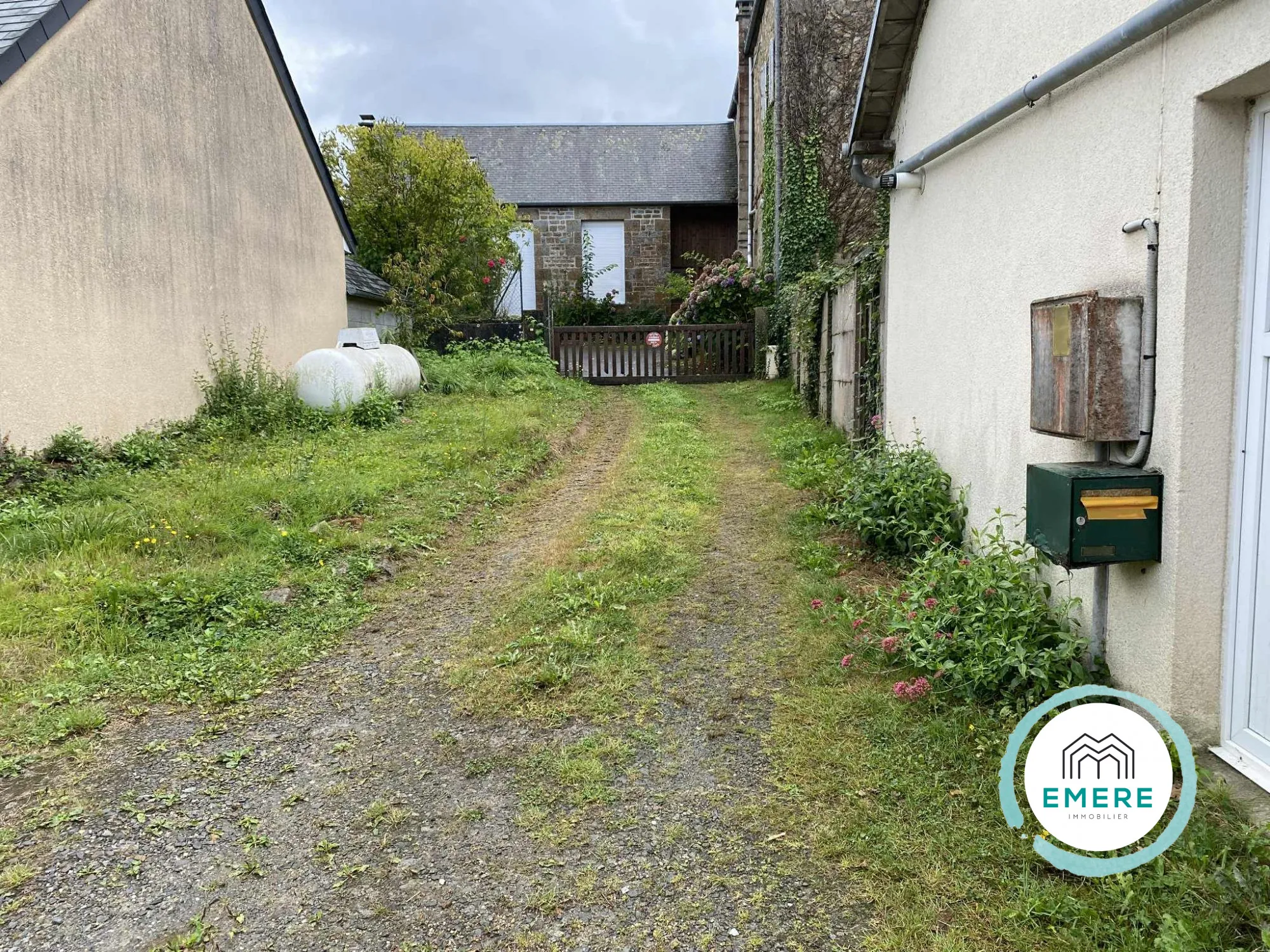 Maison en pierres à rénover à Saint-Georges-de-Reintembault (35420) – Potentiel et charme 