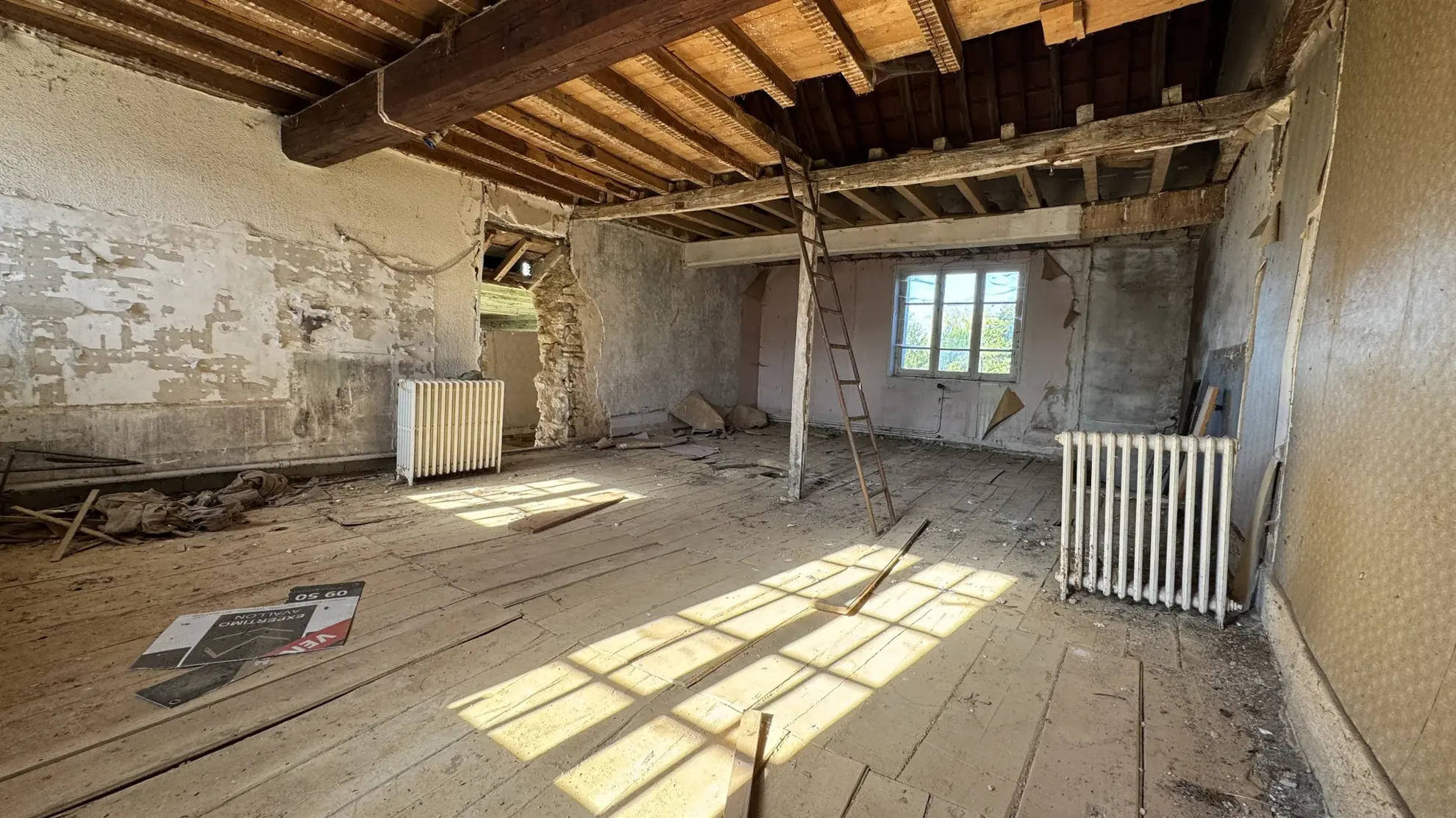 Maison à rénover à Montillot (89) avec grand terrain de 1387 m² 